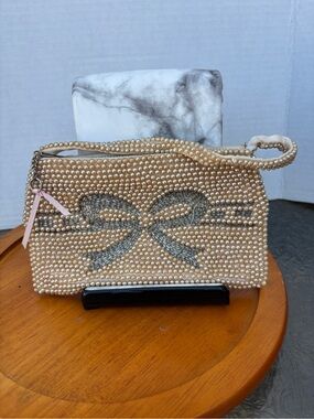 Retro Pearly Beaded Bow Accent Wrist Purse - Cream